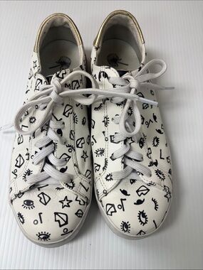 Off the Beaten TrackWhite Women's Graphic Lace-Up Sneakers with Gold Heel Accent